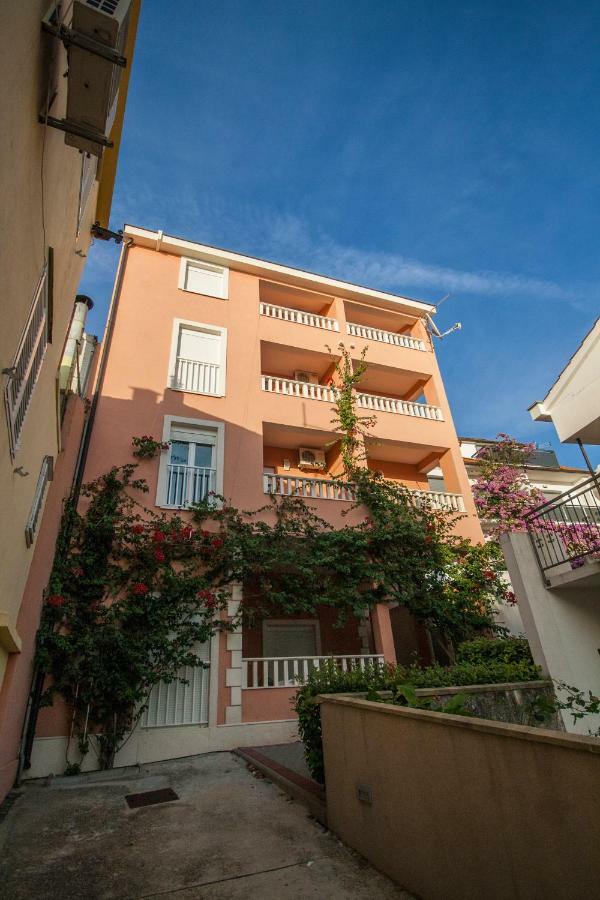 Apartments Knezovic กราดัซ ภายนอก รูปภาพ