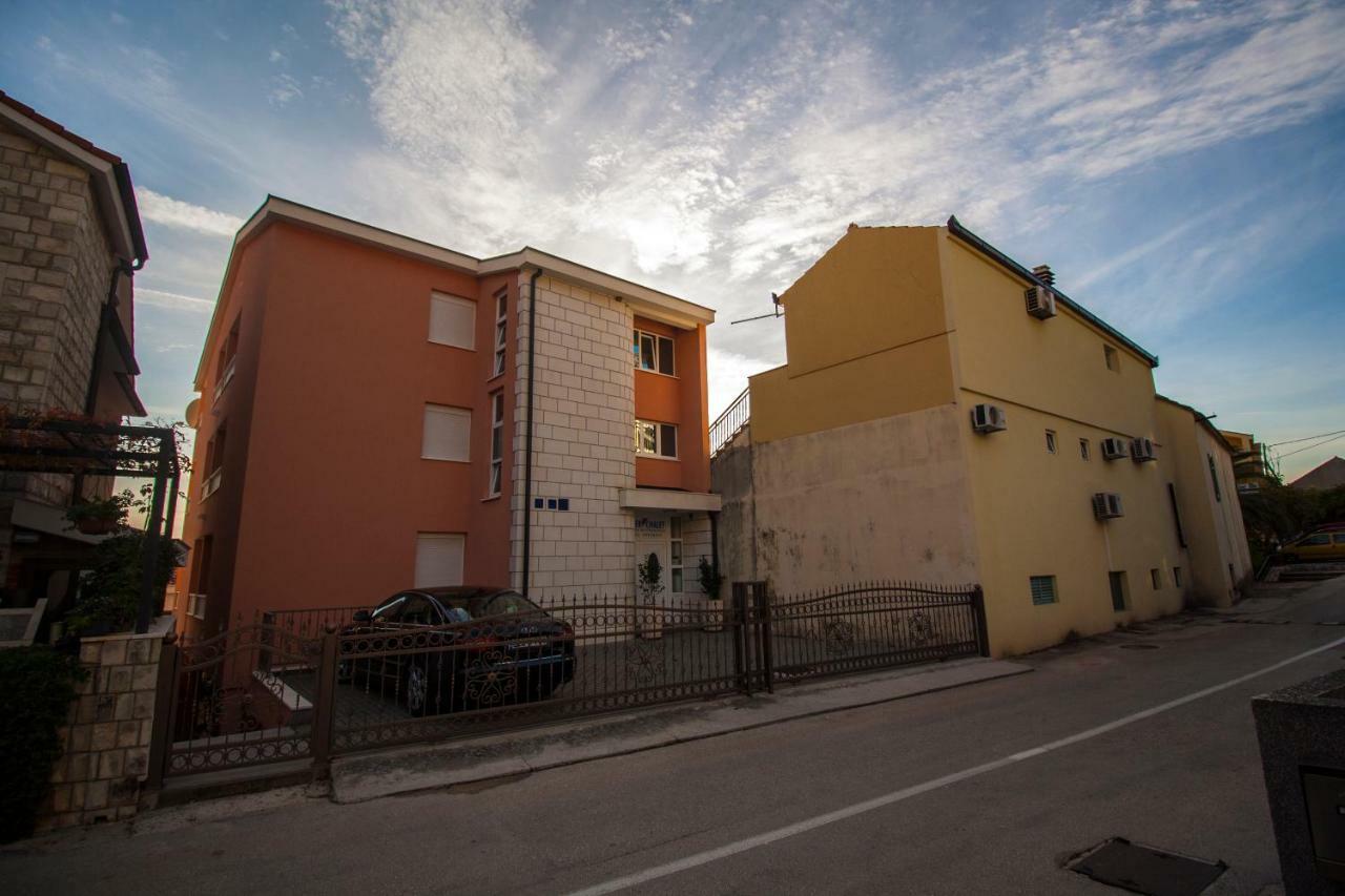 Apartments Knezovic กราดัซ ภายนอก รูปภาพ