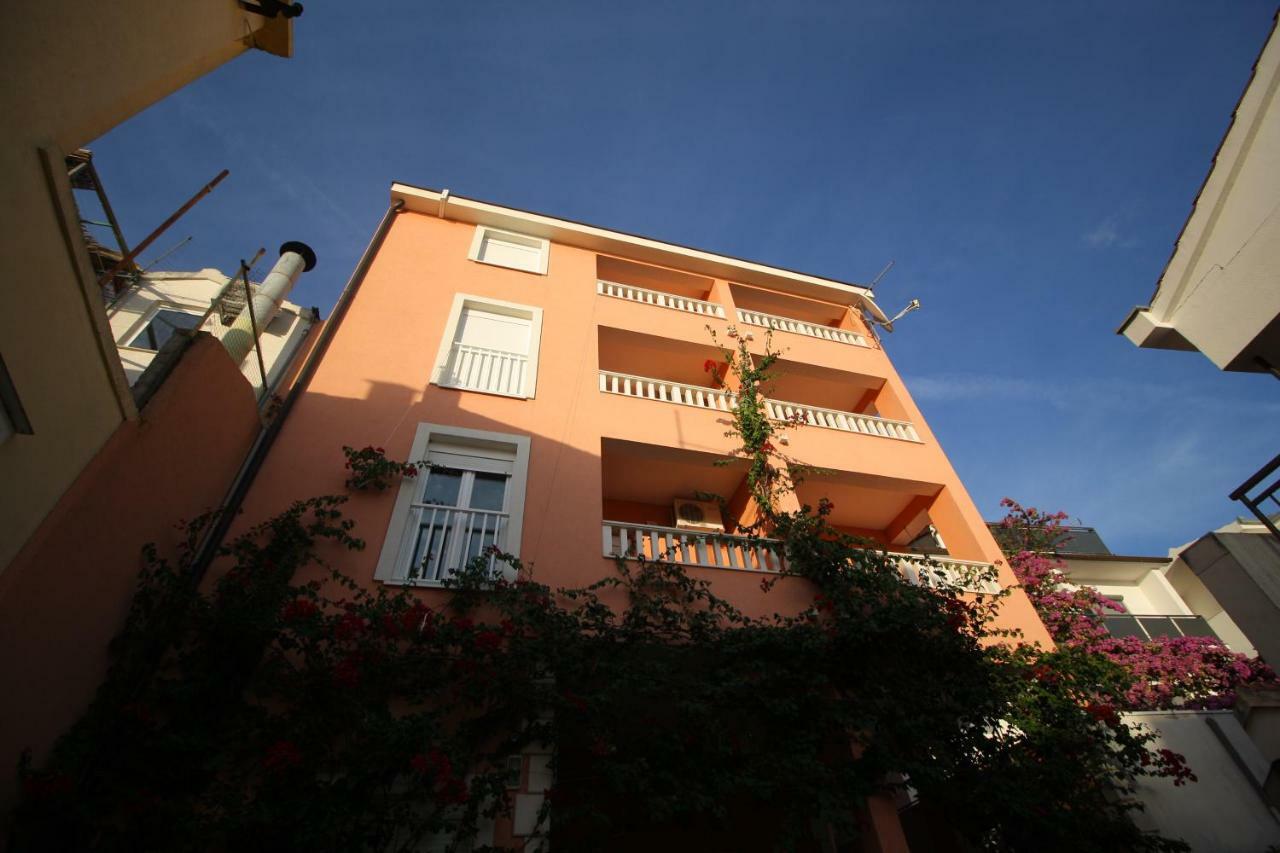 Apartments Knezovic กราดัซ ภายนอก รูปภาพ