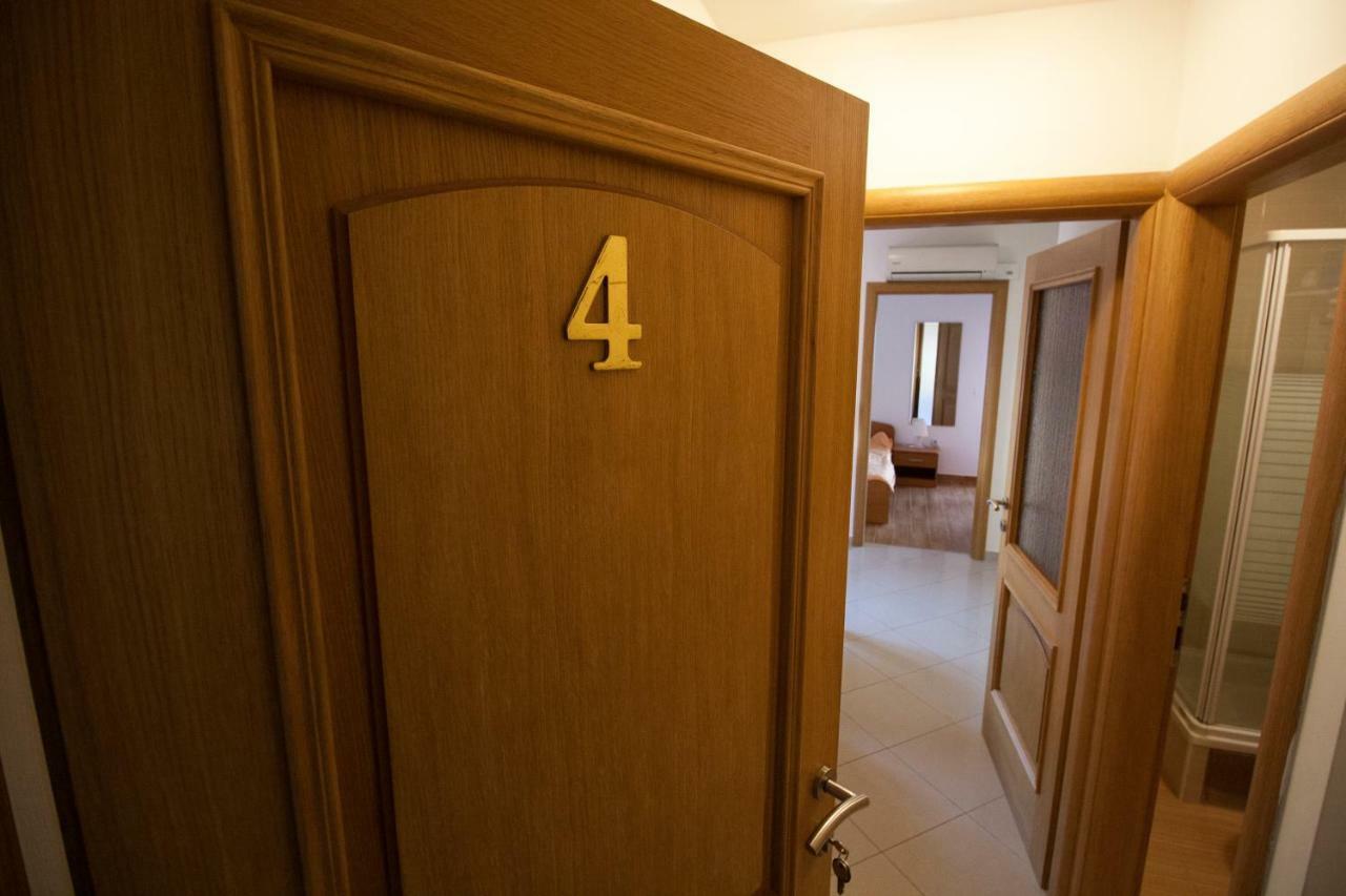 Apartments Knezovic กราดัซ ภายนอก รูปภาพ