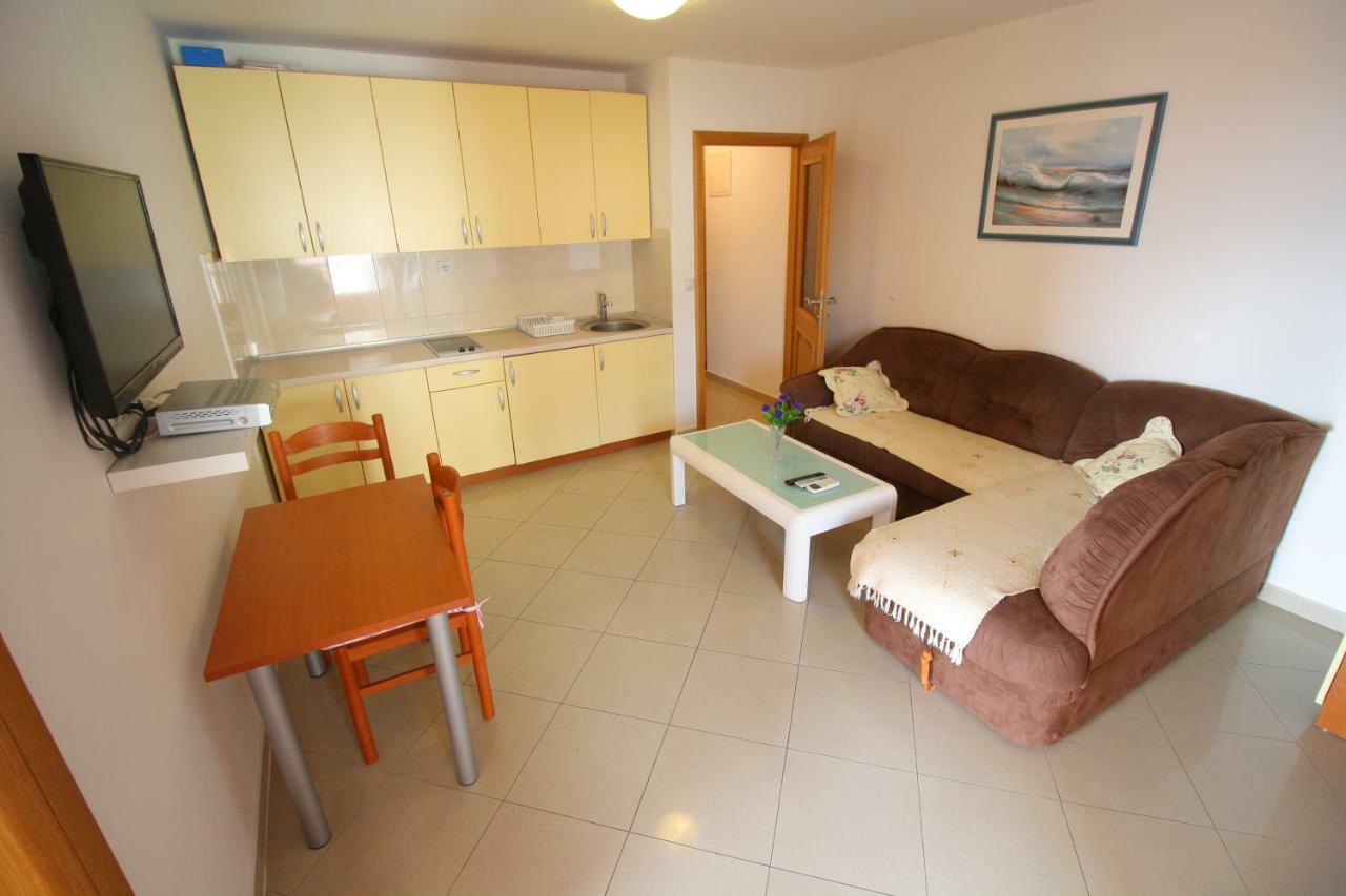 Apartments Knezovic กราดัซ ภายนอก รูปภาพ