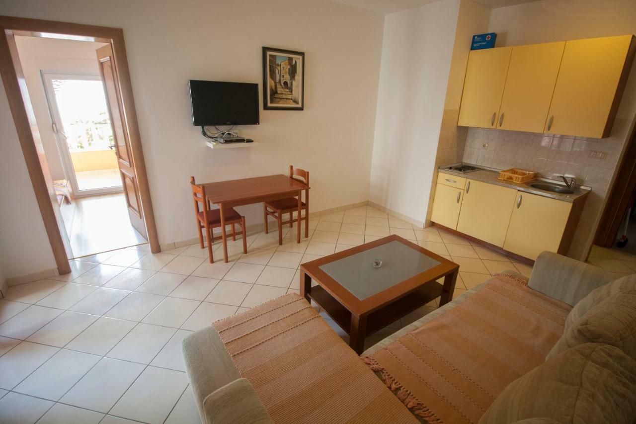 Apartments Knezovic กราดัซ ภายนอก รูปภาพ