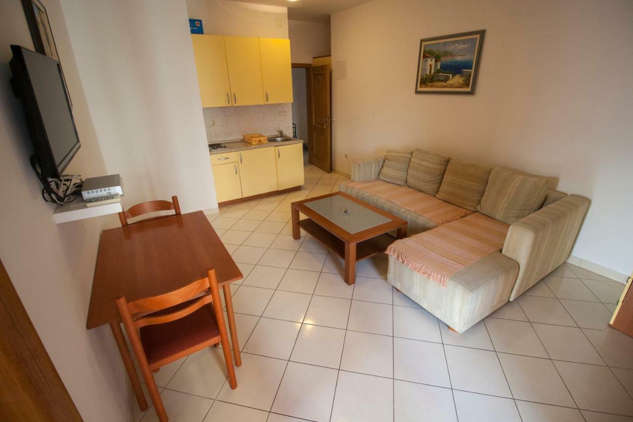 Apartments Knezovic กราดัซ ภายนอก รูปภาพ
